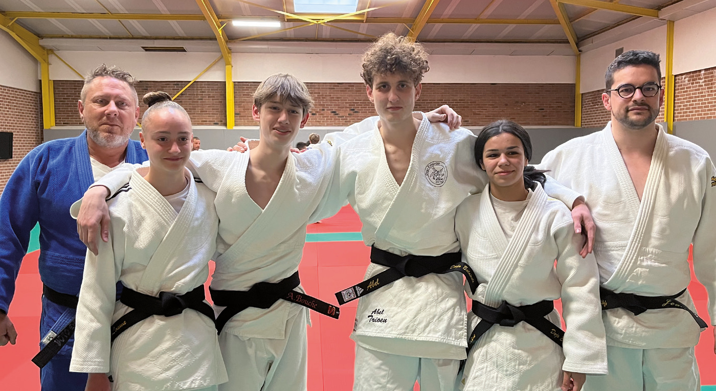 Ceintures noires au judo