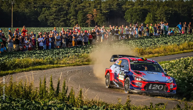 Passage du rallye des routes du Nord à Estaires