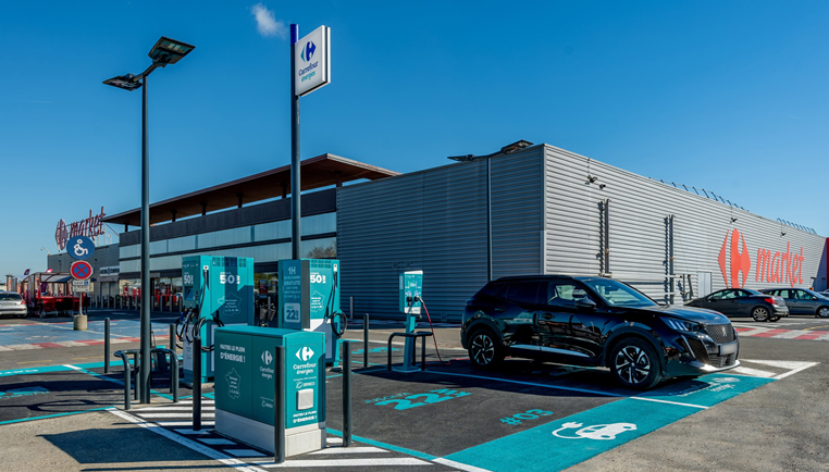 Bornes électriques à disposition au Carrefour Market