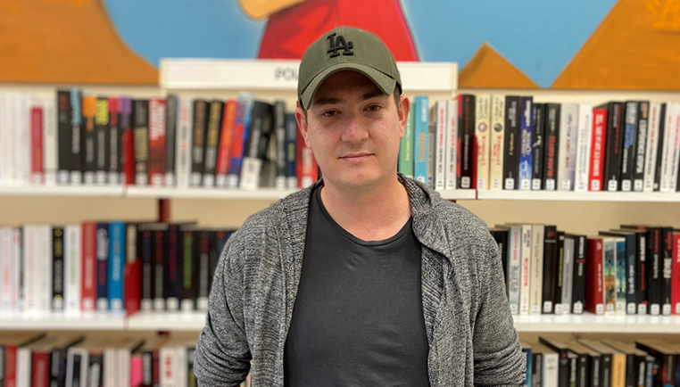 Maxime, bénévole à la bibliothèque