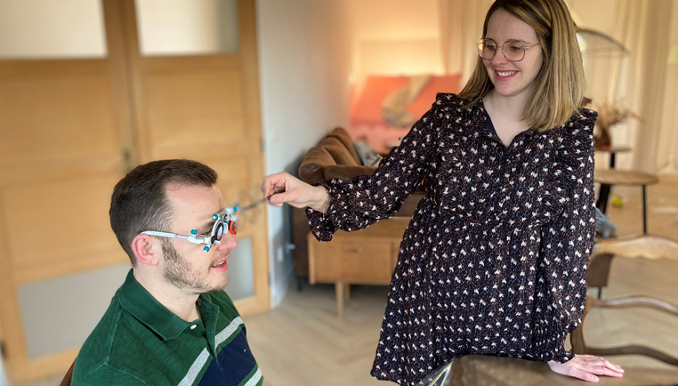 Chloé, opticienne à domicile